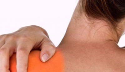 Боли в плече при поднятии руки
